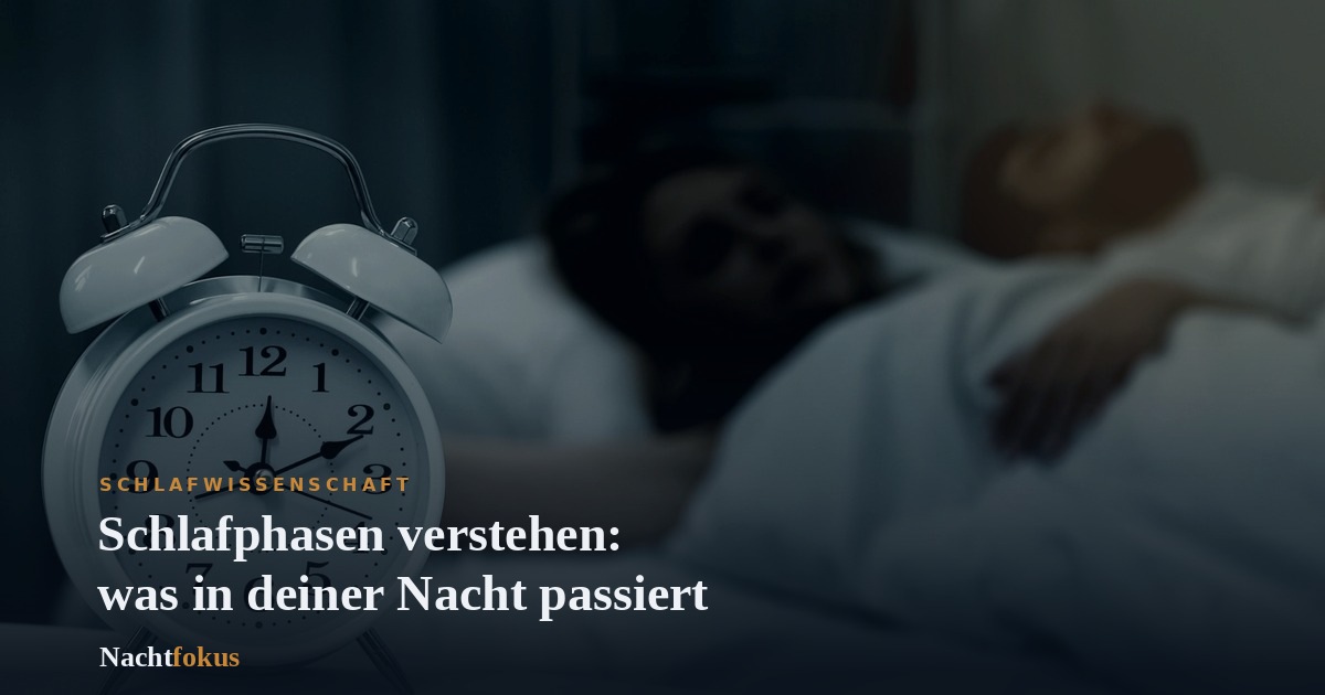 Wecker zeigt kurz nach zwei Uhr nachts, im Hintergrund unscharf eine schlafende Person im Bett
