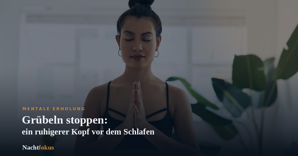 Person mit geschlossenen Augen in meditativer Handhaltung vor dem Schlafengehen