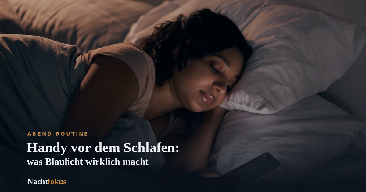 Frau liegt nachts im Bett und schaut auf ihr leuchtendes Smartphone